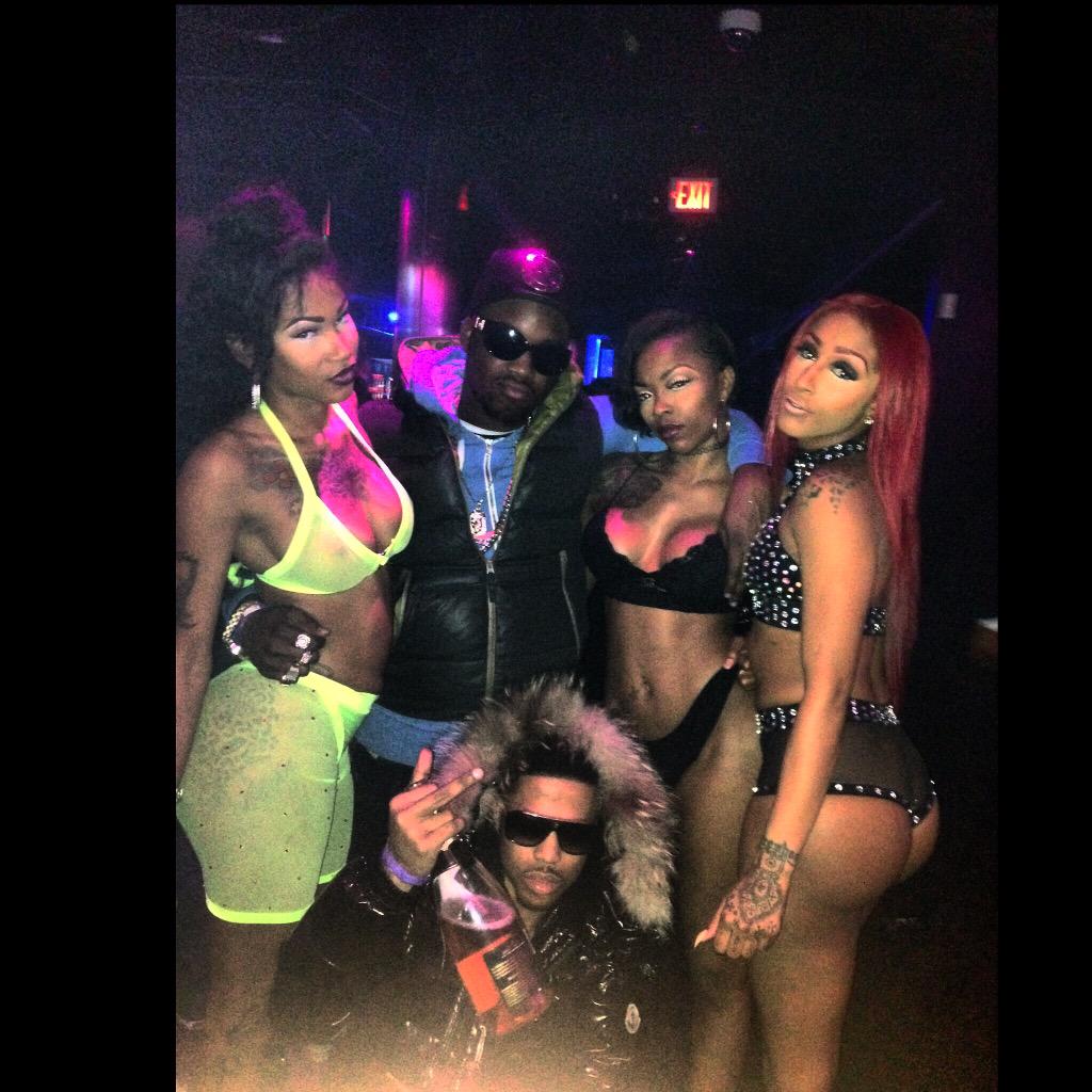 DineroSigns's tweet photo. I ONT REALLY CARE IF DEY WAS REAL SISTERS @DollFaceJasmine @journiilove202 http://t.co/4vLkaxddRP