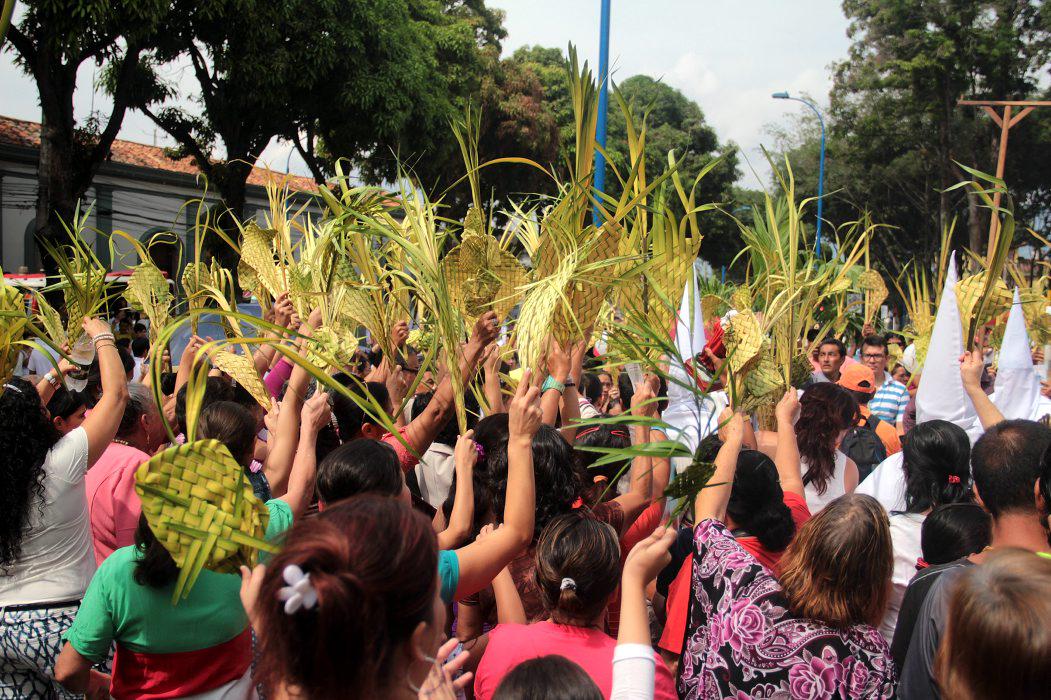 vanguardiacom's tweet photo. [Video] Batiendo palmas los bumangueses recibieron la Semana Santa http://t.co/ZYWoBAQP0L http://t.co/F5epXOPaXx