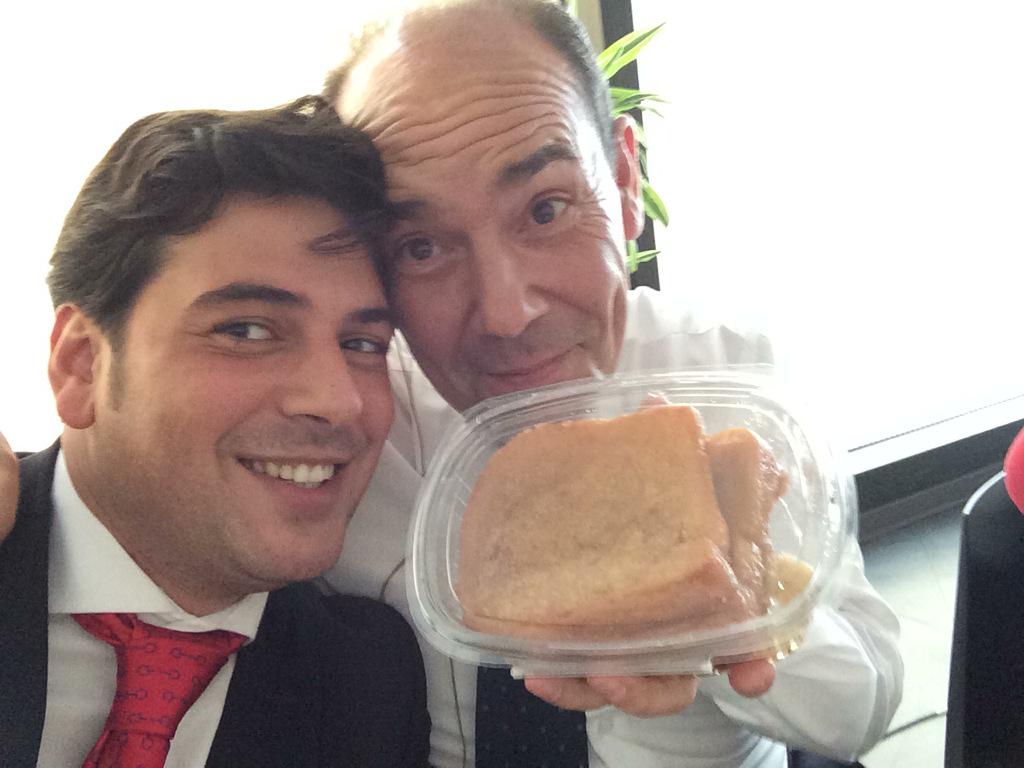 AntonioViola1's tweet photo. Ojo! Ha venido nuestra amiga @UnoMasCTV para que merendemos torrijas como Dios manda... Gracias! http://t.co/VJ3zSbRgi4
