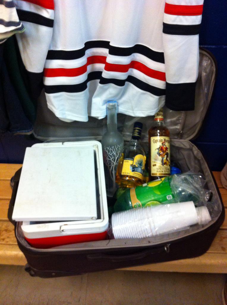 banditgrizzlies's tweet photo. This is how Clyde rolls ...
#SuitcaseBar @clydeguy77 http://t.co/YyIUeKBuYe