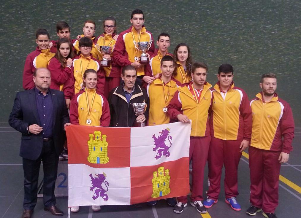 fepelota's tweet photo. Castilla y Leon Campeona de España de Federaciones Juvenil en Fronton de 30 metros. Enhorabuena trabajo bien hecho. http://t.co/Pi21Z0DTAM
