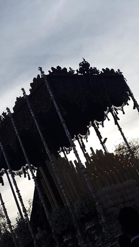 NewRocifresnos's tweet photo. Al cielo con ella! #LaEstrella #SSantaSevilla http://t.co/d3O1uD12OM