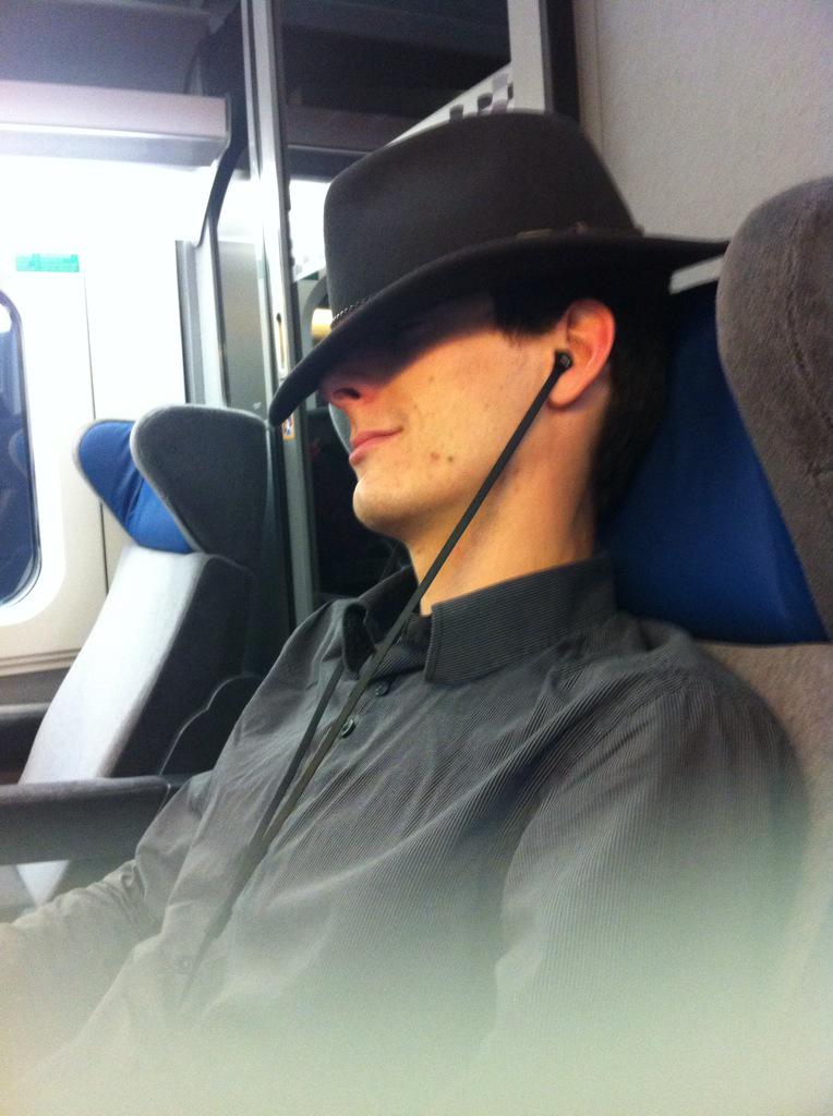 ThisIsScienceYT's tweet photo. Dans le train, de retour vers le sud. Merci au @palaisdecouvert et universcience pour cette invitation ! #museumweek http://t.co/nTye0FhYfs