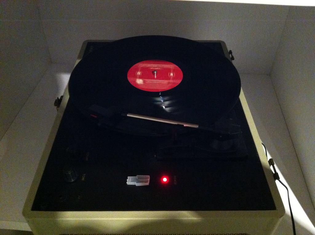 carlesterraza's tweet photo. Old times are back @MumfordAndSons #vinyil #babel http://t.co/aGatdszp21
