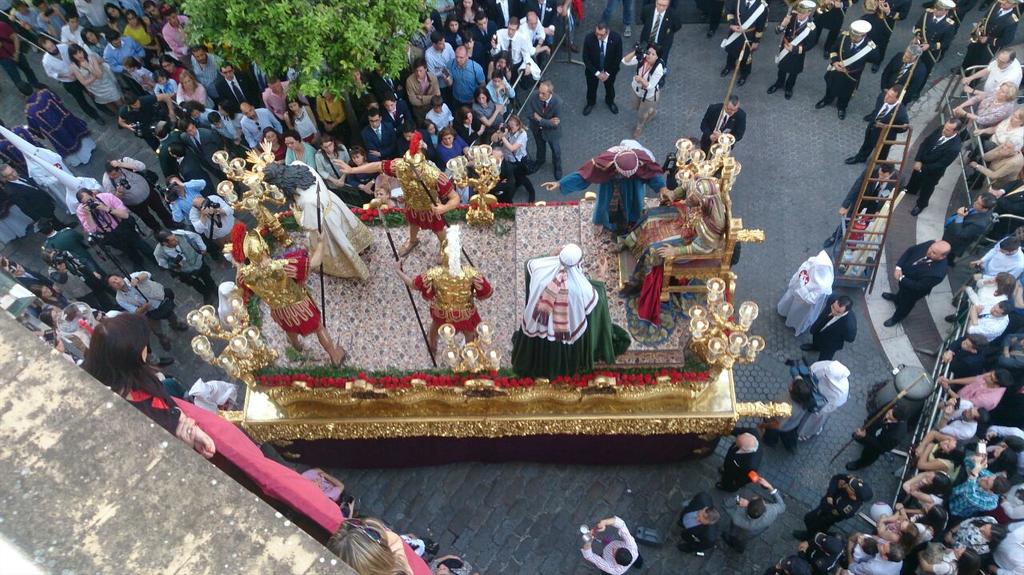 ElCostalorg's tweet photo. 20:04 AMARGURA | El paso del Señor del Silencio revira ya buscando la Calle Viriato | #LaPasión2015 http://t.co/L4KZjDWfsp