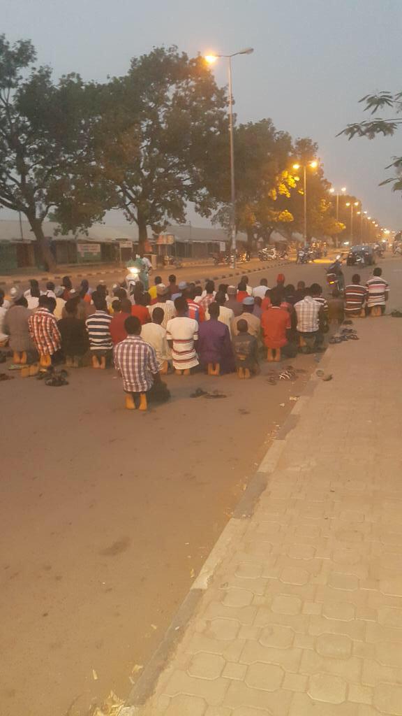Bauchi_Facts's tweet photo. Despite The Curfew In The State People Are At The INEC Office Some Were Even Praying The Magrib Prayers There http://t.co/e2jwYSYe83
