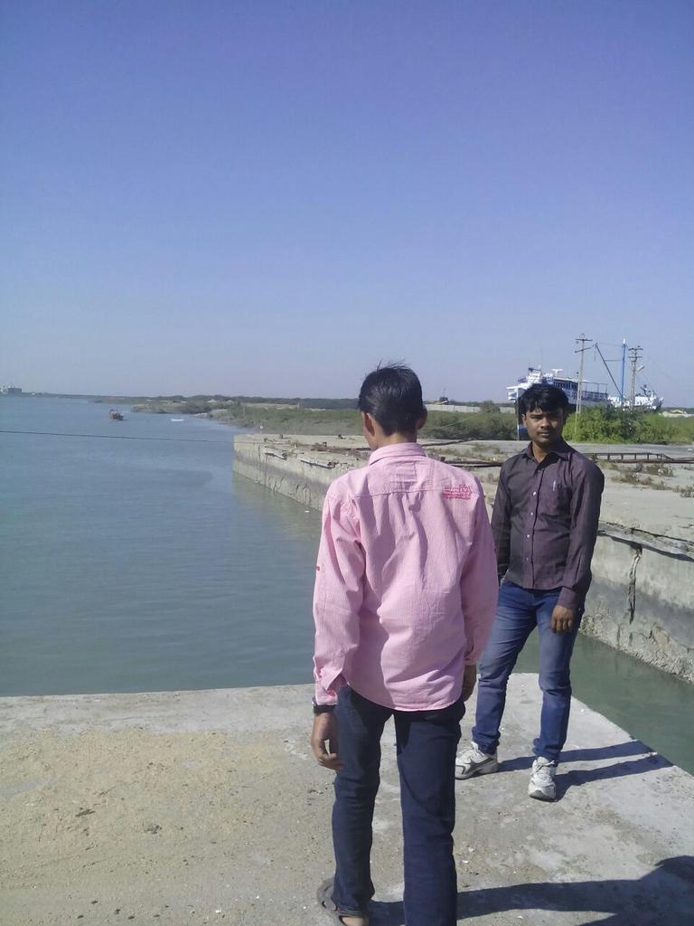 9f26fde1df9c43f's tweet image. In old Mundra port...
