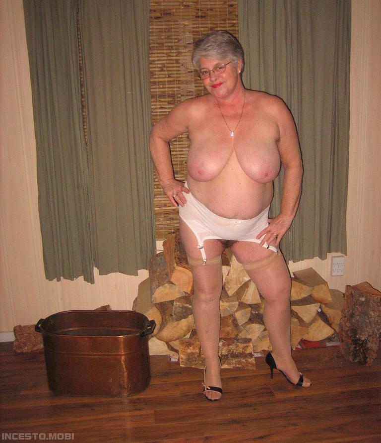 incesto_'s tweet photo. Mia nonna puttana vogliosa di cazzo http://t.co/1pIF0bZNpf
#nonna #granny #tette #tettona #bigtits #mature #porn http://t.co/GLsSyys5Ww