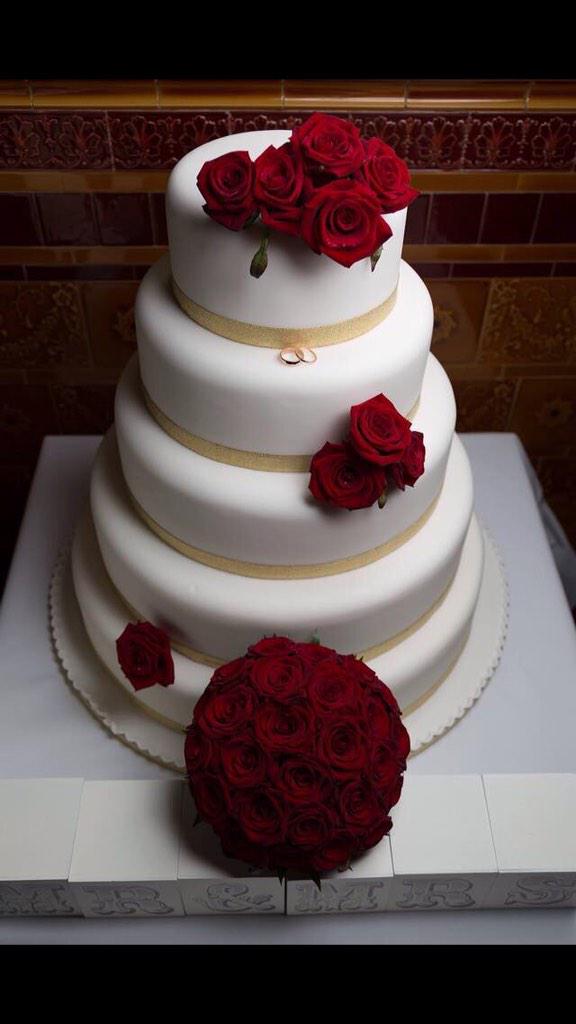 leighbrayCH's tweet photo. Lisa and Jamie was very happy with the cake I made for them #makingdreamscometrue #LBcakes http://t.co/eslr0zvpMN