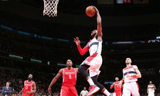 WashWizards's tweet photo. End of 3 in DC,
#LosWizards 67 - #LosRockets 76
Wall 23p-10a-7r
Beal 12p
Nene 10p
#WizRockets #NBAonABC http://t.co/sgl3yWNDR4