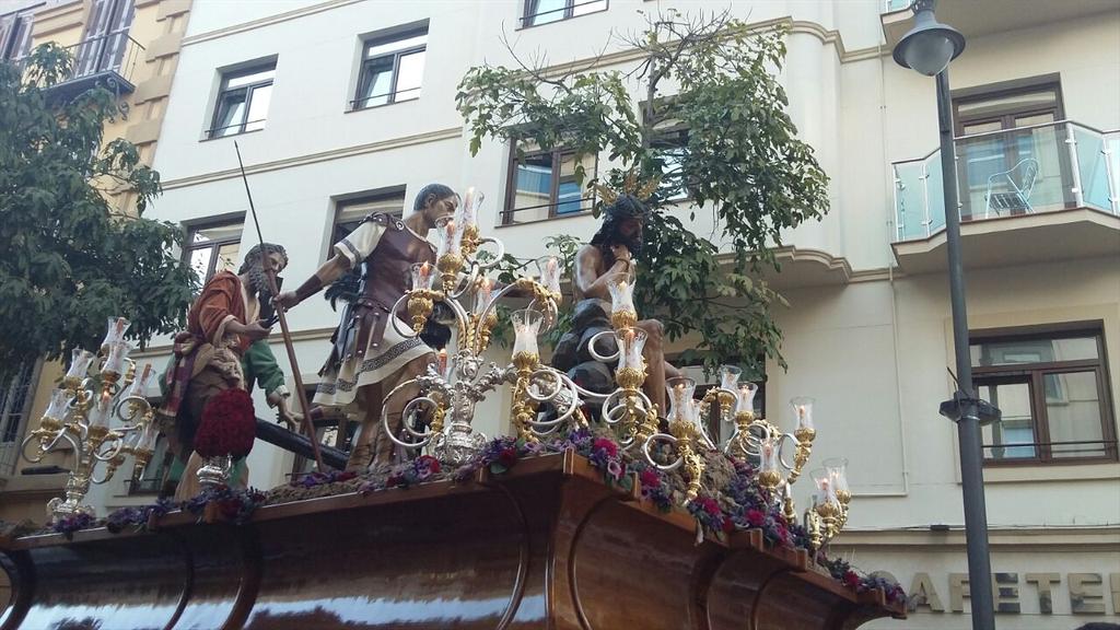 teleprensamlg's tweet photo. .@HdadyPaciencia deja el centro para dirigirse hacia su barrio. Instante de calle Córdoba #CofradiasMLG http://t.co/lNqMiqxI4W