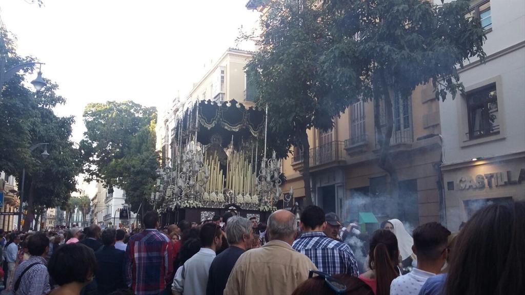 teleprensamlg's tweet photo. .@HdadyPaciencia deja el centro para dirigirse hacia su barrio. Instante de calle Córdoba #CofradiasMLG http://t.co/lNqMiqxI4W