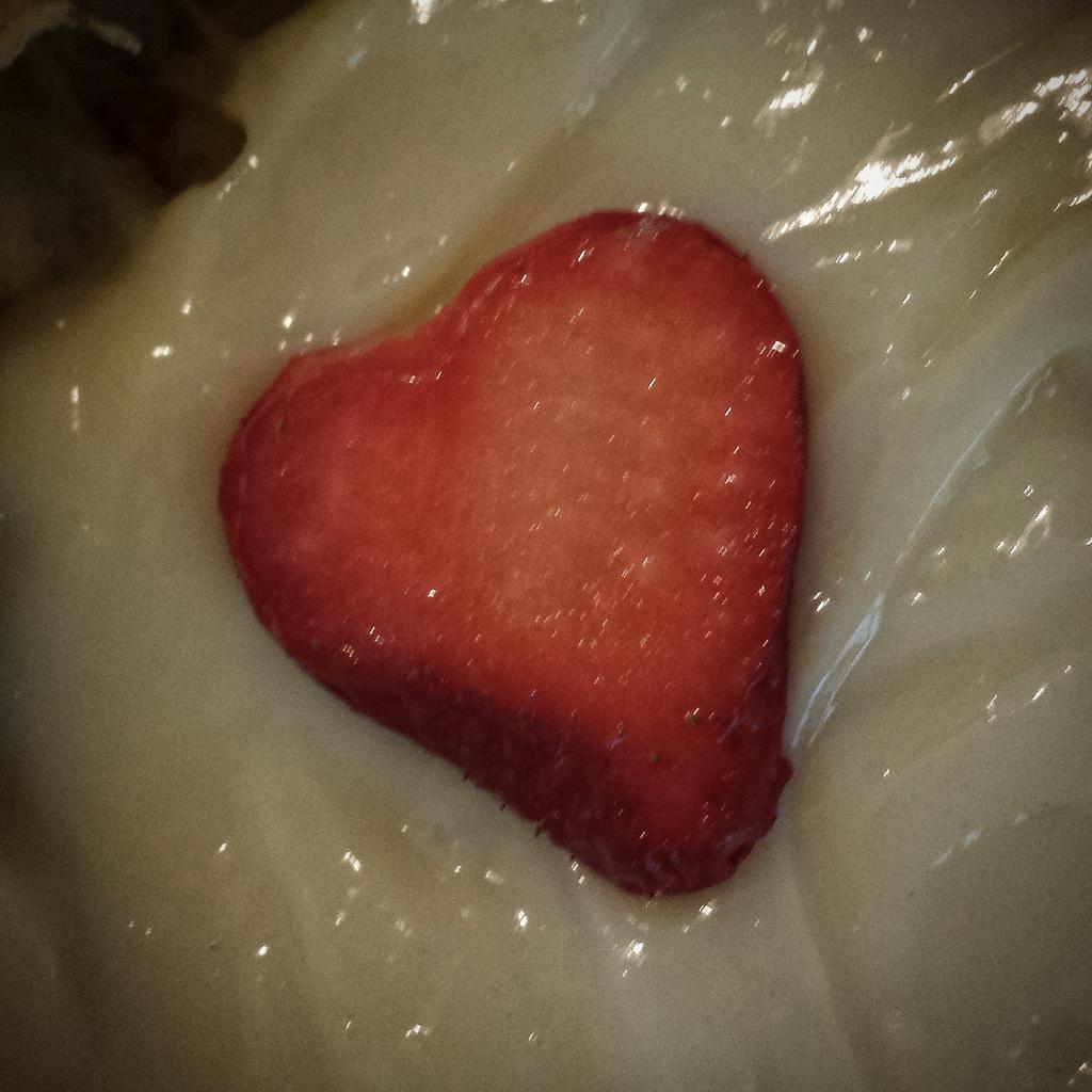 to_fabiola's tweet photo. @UnVoltoAlleCose affettando le fragole per il dolce...il destino ti manifesta il suo affetto. http://t.co/tvQTlipUxQ