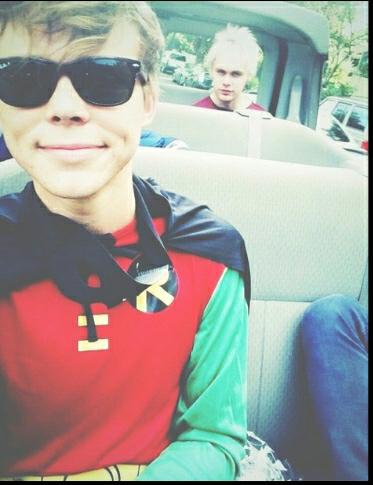 LettersAshton's tweet photo. Mikey jak zawsze mistrz drugiego planu 😂 http://t.co/ejlyEx2KPh