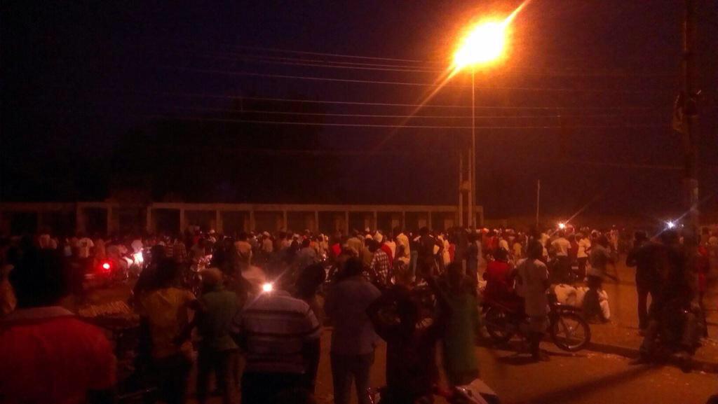 Bauchi_Facts's tweet photo. People defied Curfew In Bauchi: The Bauchi People Are Still Heading Towards INEC Office &amp; The 24hr Curfew is still on http://t.co/OdUMXPk3ib