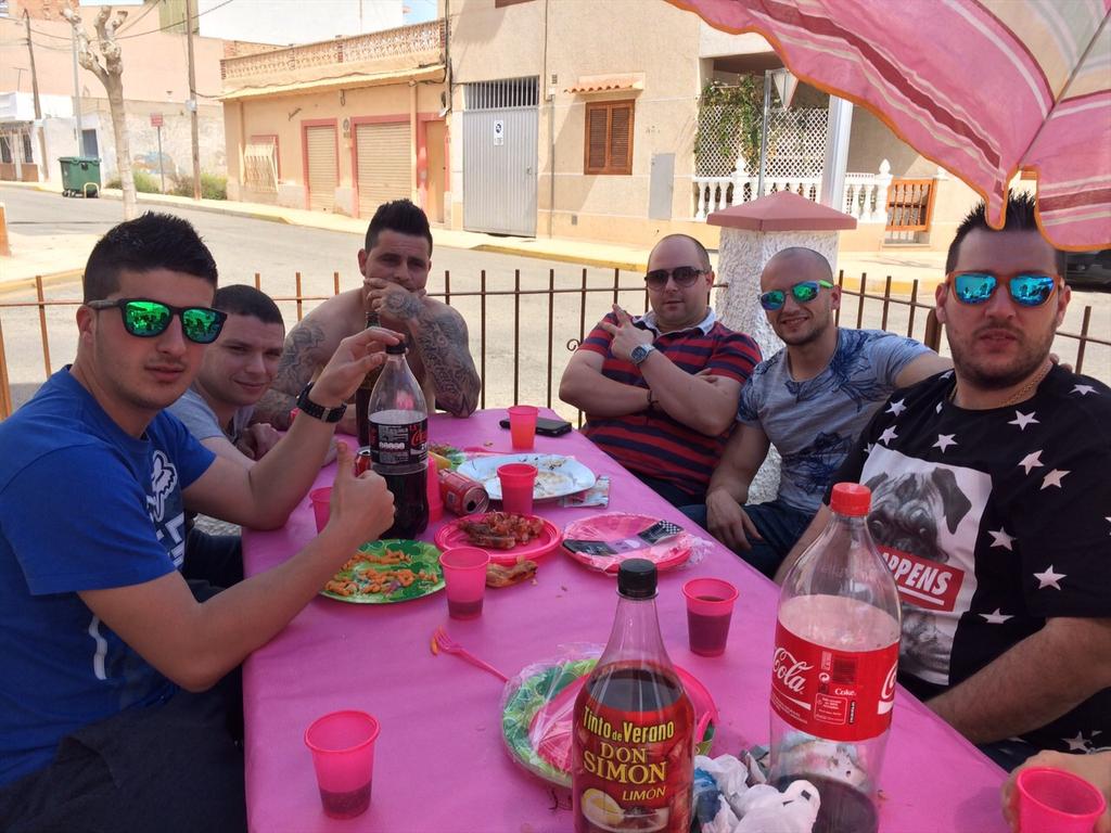 AlFa6388's tweet photo. Dia de playeoo...🍸😎 con @Pedrico88 @99AlbertoSoler @pau6000 http://t.co/u7kkUKqiru
