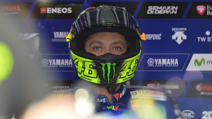 LaStampa's tweet photo. Meraviglia #valentinorossi, trionfo al #MotoGPQatar http://t.co/7JcNdYnJ0f http://t.co/R55SnPk6AV