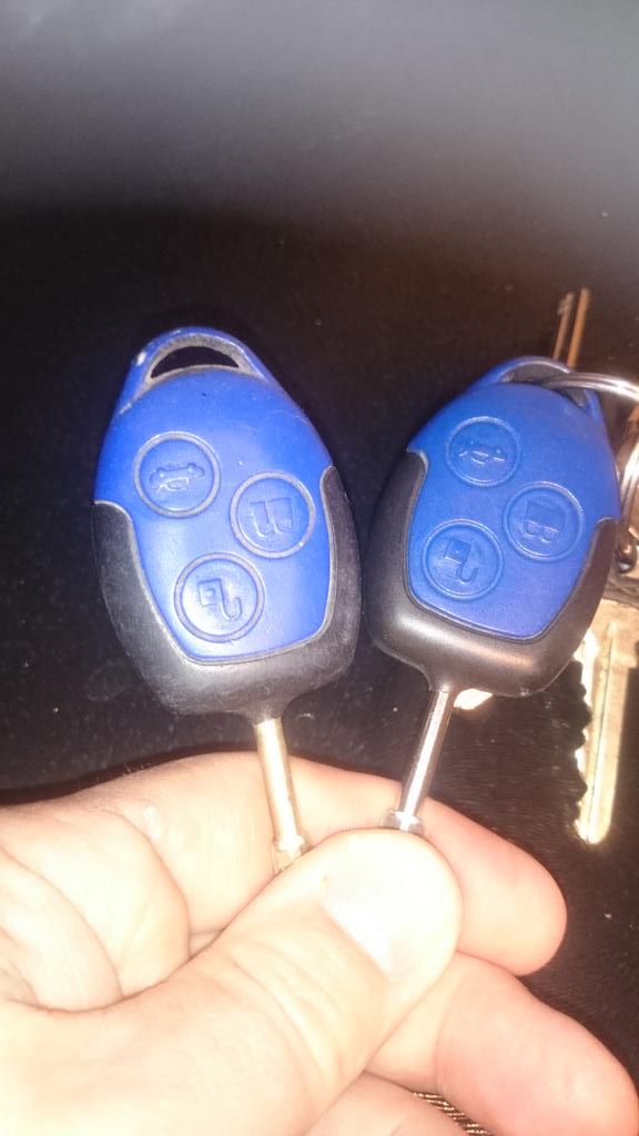 War_lock_'s tweet photo. What's the difference?  one costs £80 more than the other and u would be without your van! The other is from me!! http://t.co/QRYjnGyocv