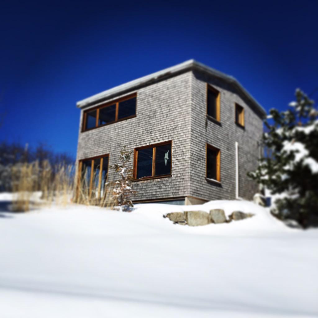 barga's tweet photo. You see it, snow in the night http://t.co/MvMT61ZHzP