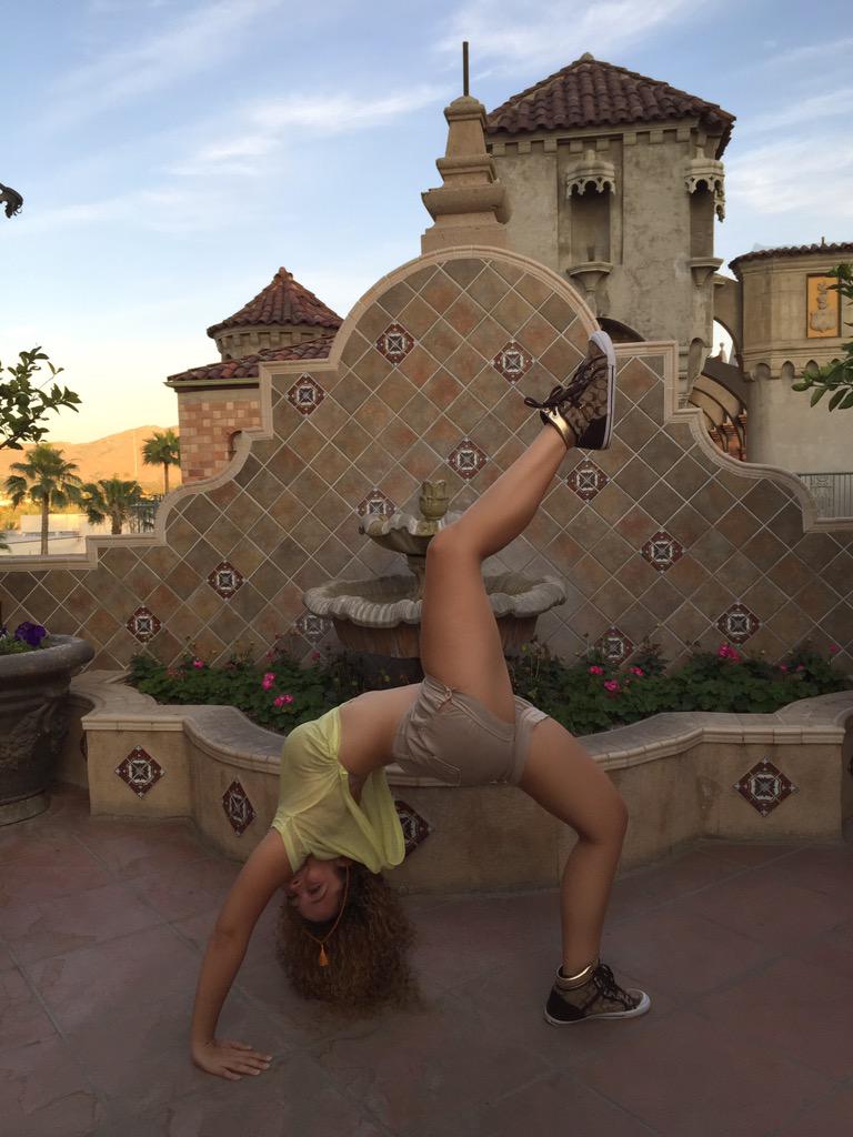GerardStephanie's tweet photo. #urdhvadhanurasana #liftedbowpose #dharmayoga #yoga #backbend #wheel #backarch #bending #souple #ballerina #flexible http://t.co/B9KaGcglu4