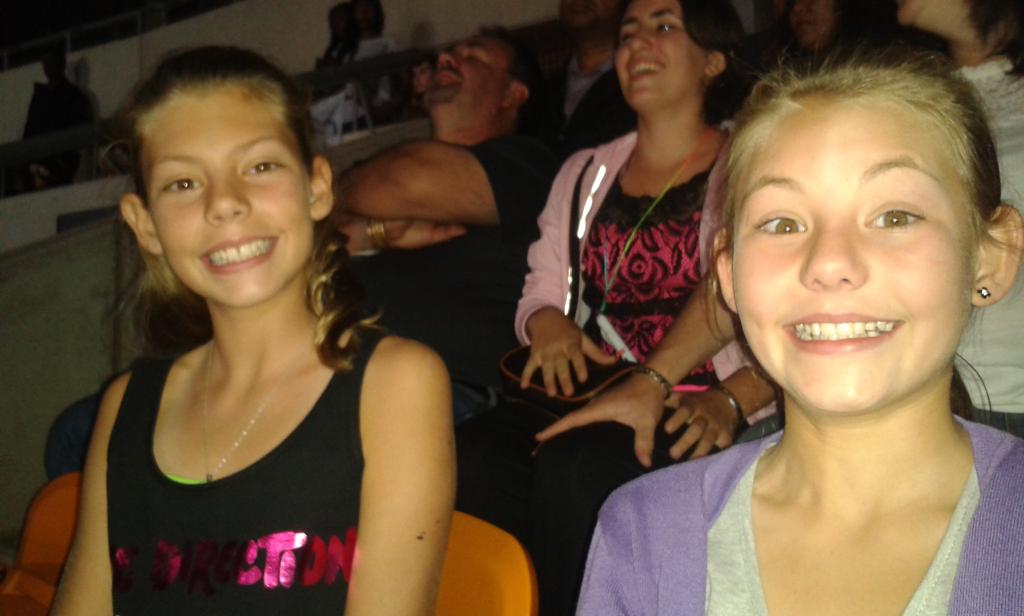 Wyldwolff1's tweet photo. Screaming it up with the girls at 1D, #thecourtsandmadzshow http://t.co/gH8qC89v8D