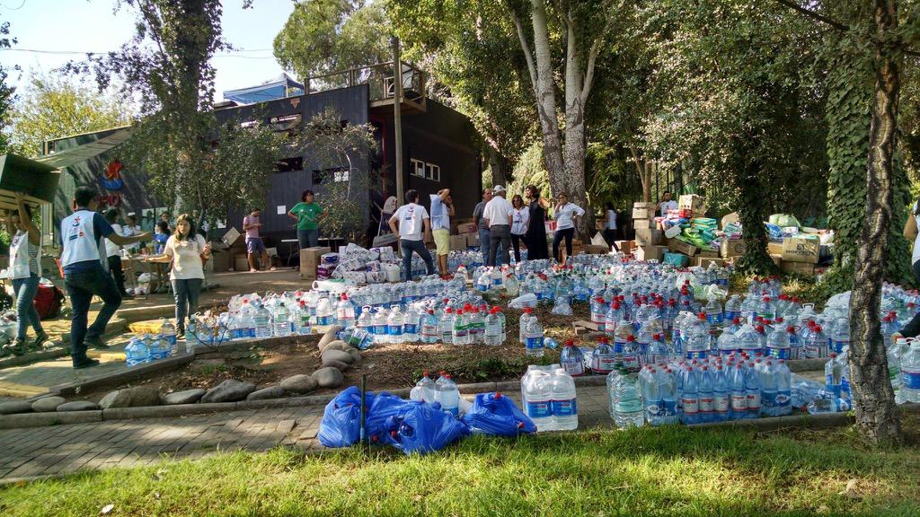 aleeguiguren's tweet photo. Los esperamos mañana Lunes desde las 10 a 18hrs en Camino el Alba 9231, Desafio Levantemos Chile para ayudar! @biobio http://t.co/SwRXhbDwyH