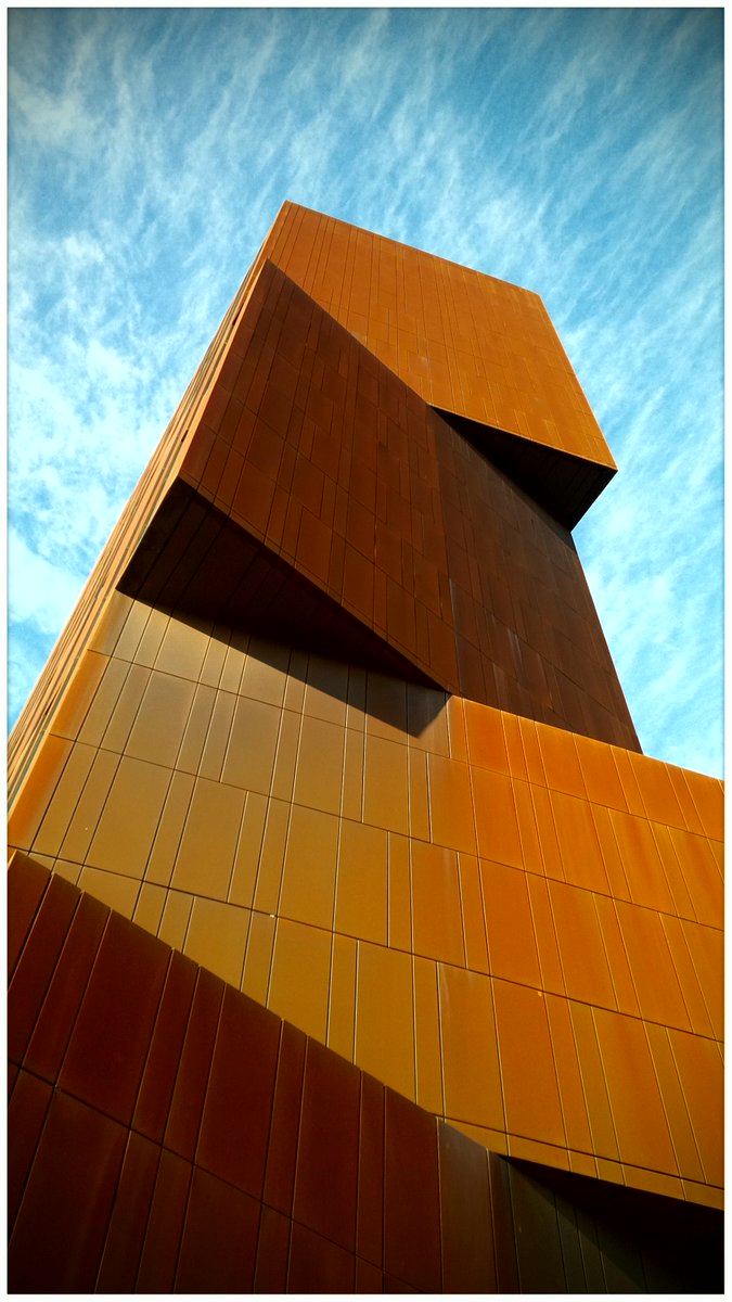 PeopleofLeeds's tweet photo. My favourite building in Leeds, Broadcasting Tower. I took this last year, with my phone! #rustybuilding http://t.co/L2TO7nmXYo