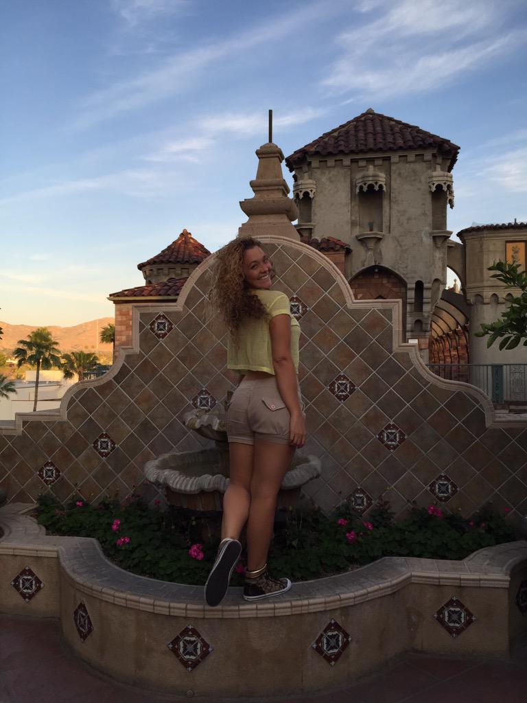 GerardStephanie's tweet image. Posing like a normal person!! 
Posando como persona normal!! #feelingnormal #pose #noyoga #justme