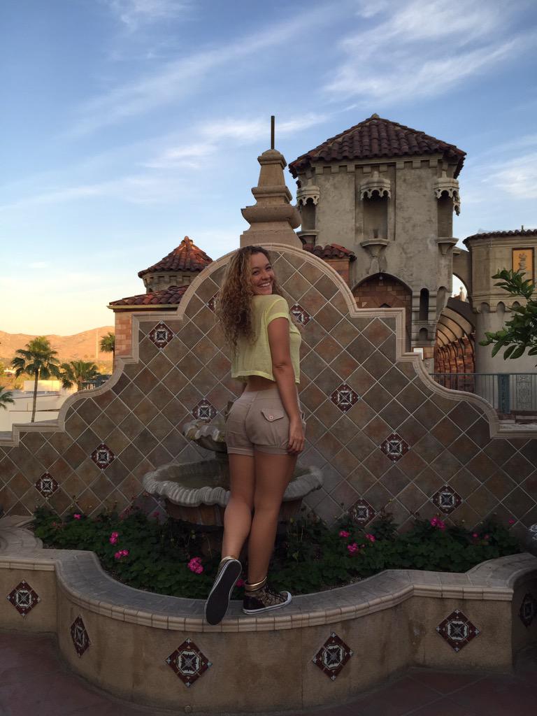 GerardStephanie's tweet image. Posing like a normal person!! 
Posando como persona normal!! #feelingnormal #pose #noyoga #justme