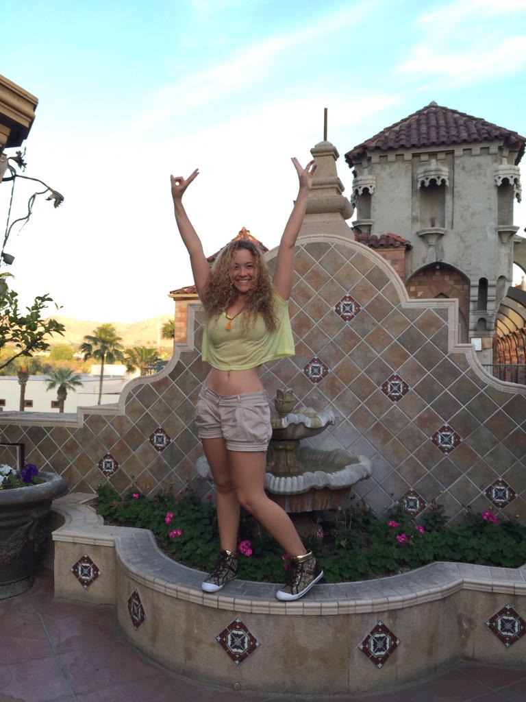 GerardStephanie's tweet image. Posing like a normal person!! 
Posando como persona normal!! #feelingnormal #pose #noyoga #justme