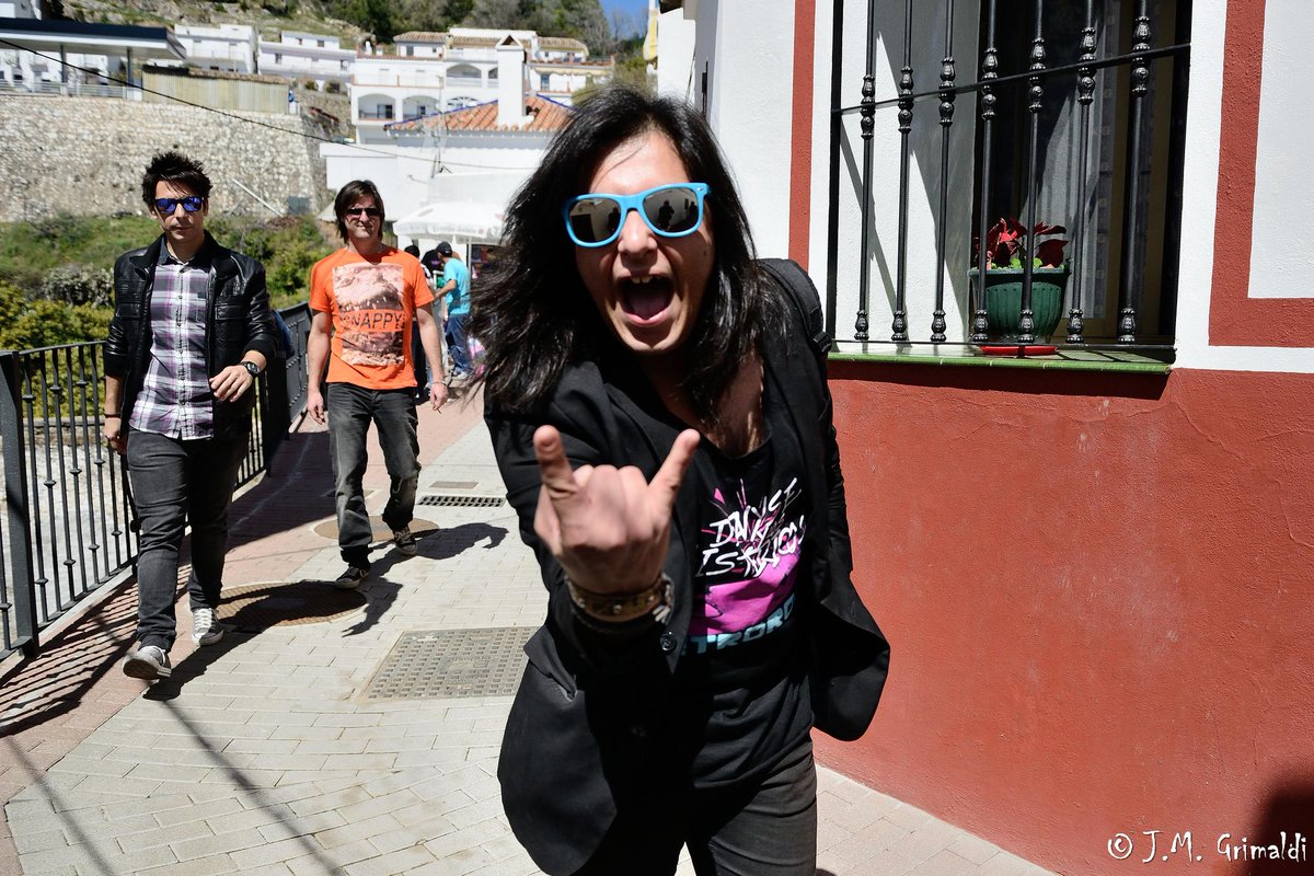 JM_Grimaldi's tweet photo. Momentos de #pasión en la fiesta de @OjeandoFestival con @angelstanich y @TLResidents #OjénPuebloIndie @MondoEdSur http://t.co/gUp6oF6Clo