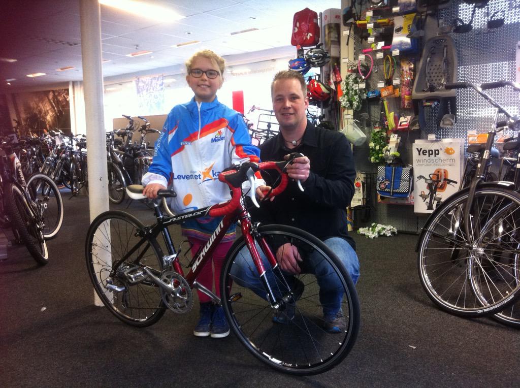 iljapipi's tweet photo. #ad6 Myrthe's gesponsorde fiets! Fietsspecialist Kamps uit Rolde. Geweldig!!! #blijblijblij# http://t.co/pYoDJo66fM