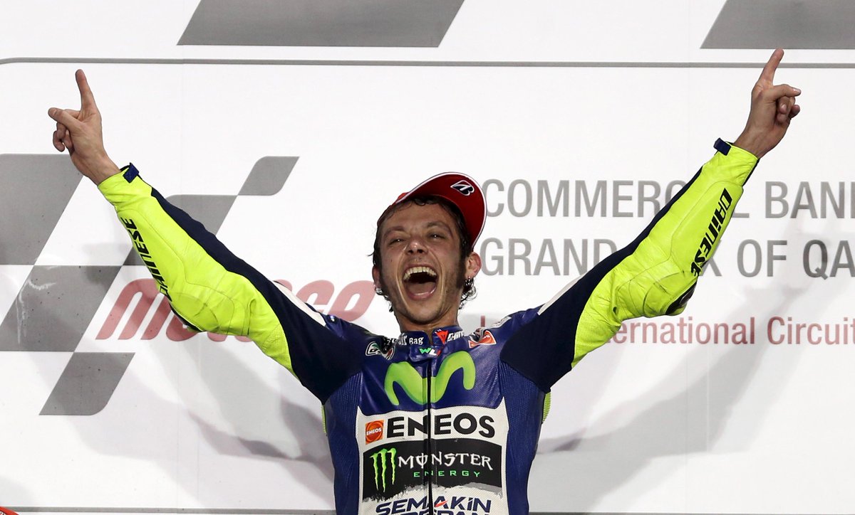 ECdeportes's tweet photo. Rossi enseña cómo se hace 
http://t.co/a96Npxi2vZ #MotoGPQatar http://t.co/f8qsgQjycr