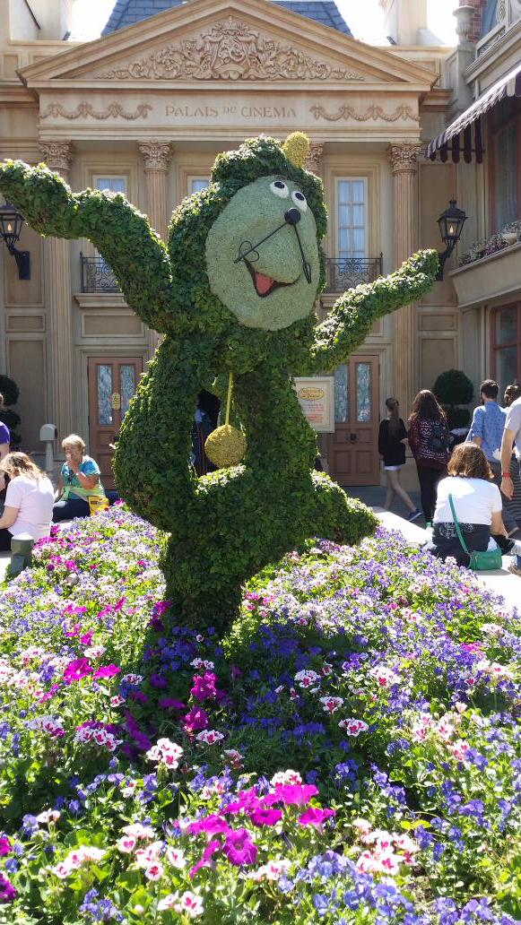fourms2go's tweet photo. Loving the topiaries at Epcot! http://t.co/uLtJChorO0