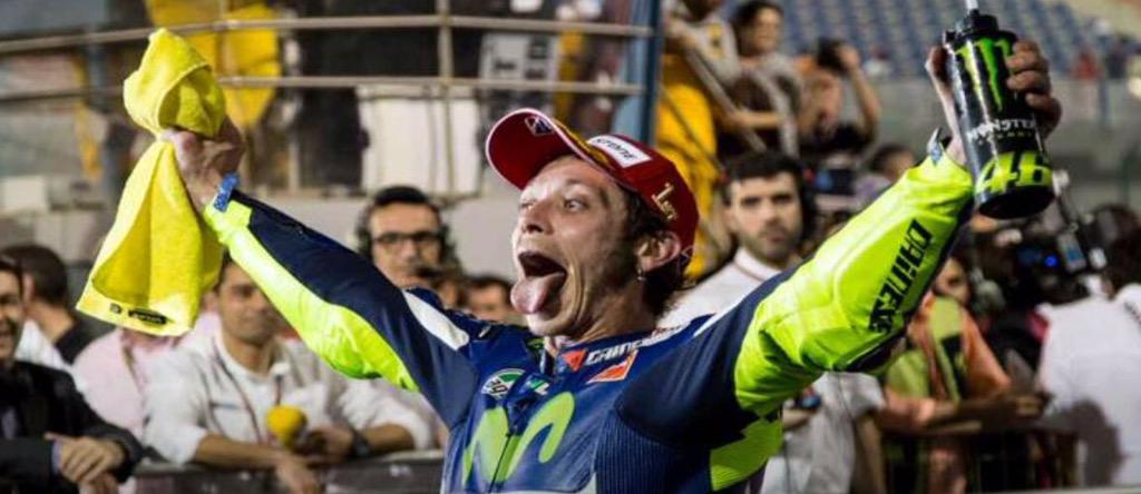 VIDEO divertente: Valentino Rossi bacia e lecca la telecamera in Qatar