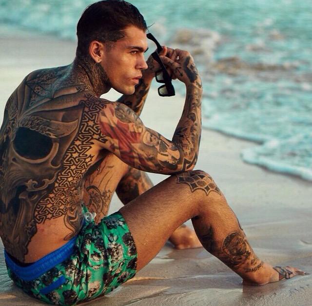 BEAUTlFULPPL's tweet photo. Stephan James http://t.co/phtJapv6UC