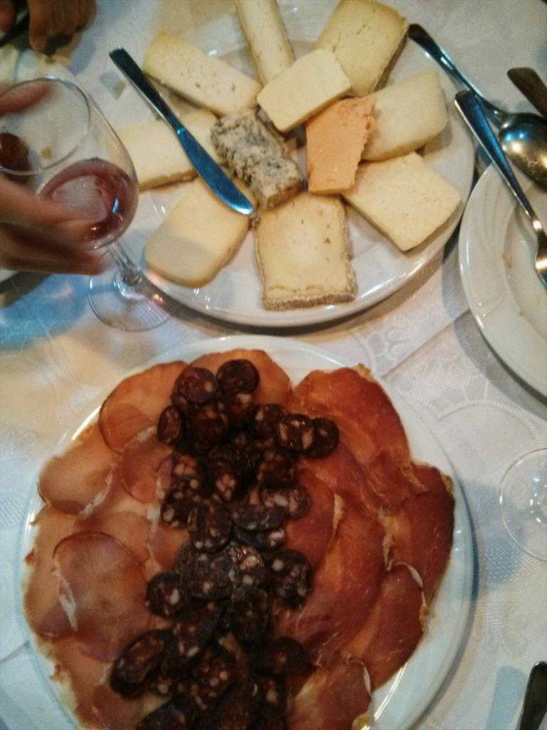 YUNAYENA's tweet photo. Un placer para el ombliguillo #CasaPoli #restaurante en #PuertasDeVidiago #Llanes #embutido #quesos http://t.co/Cmoy6WgpXL