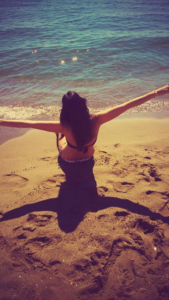 chrysty2puck's tweet photo. Primeros días de playa!!! ;) @frangarcasnchez  #TQ http://t.co/i4fbT9D9KZ