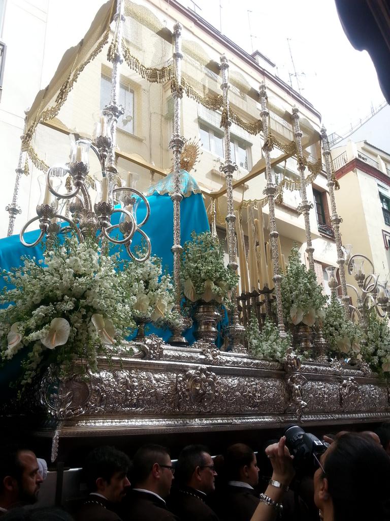 Danae78's tweet photo. Otro año mas dar las gracias por llevarla tan bonita por esas calles de Malaga @HdadDulceNombre http://t.co/cjMifdRKkU
