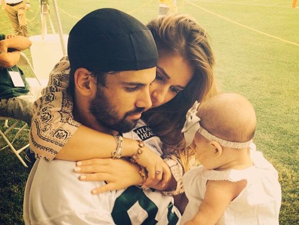 JessJamesDecker's tweet photo. Family values are important ya'll... Vote for me I'll make this country a better one for all of ya'lls family too! http://t.co/JSUnqzWyOw