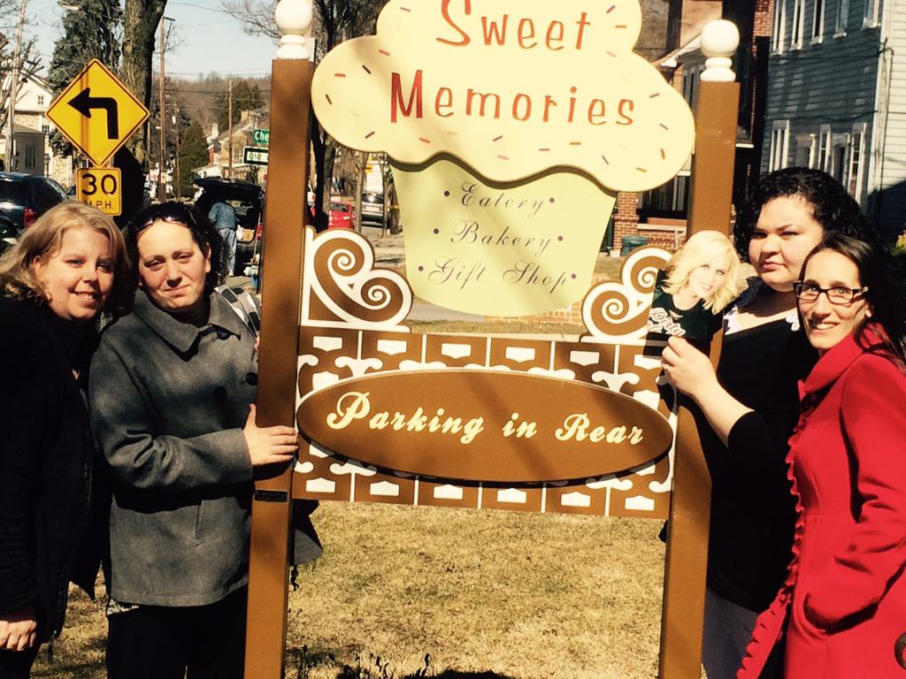 Morticia_Vibes's tweet photo. #FlatJenny enjoyed her adventure to #SweetMemories @TammyCaccavo http://t.co/KbHKtndY8G
