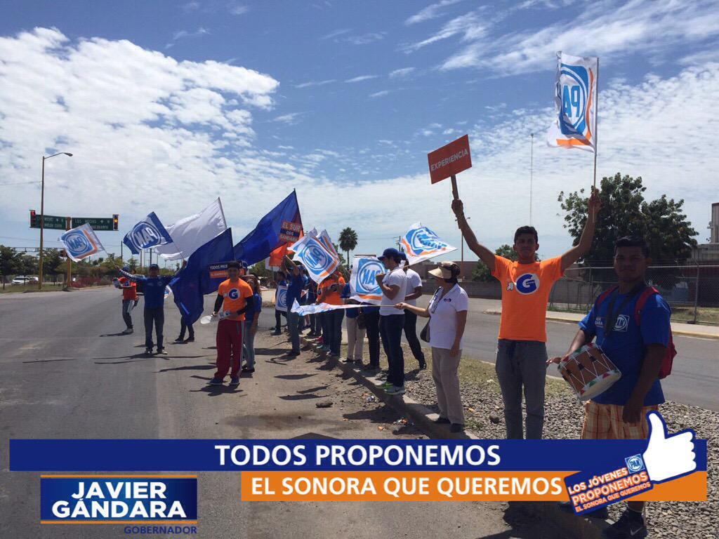 YoPropongoJGM's tweet photo. Volanteo preventivo de semana santa en el crucero de Soriana salida a las Bocas @GandaraSur #SoyGandarista http://t.co/95WjtLCsmM