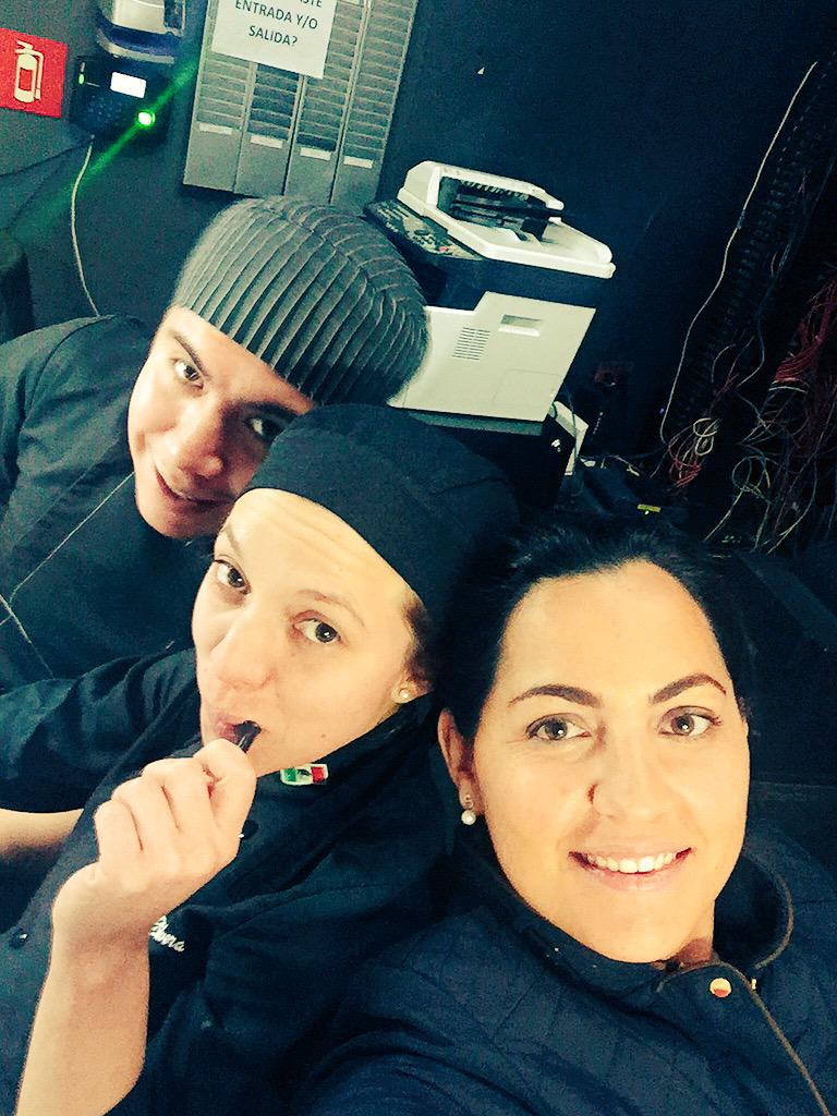 TaTiSTwN's tweet photo. Equipo #hoteldistritocapital 🍕🍔🍝🍖🍗🍺🍷🍹🍵 http://t.co/a6Tapy21Fg