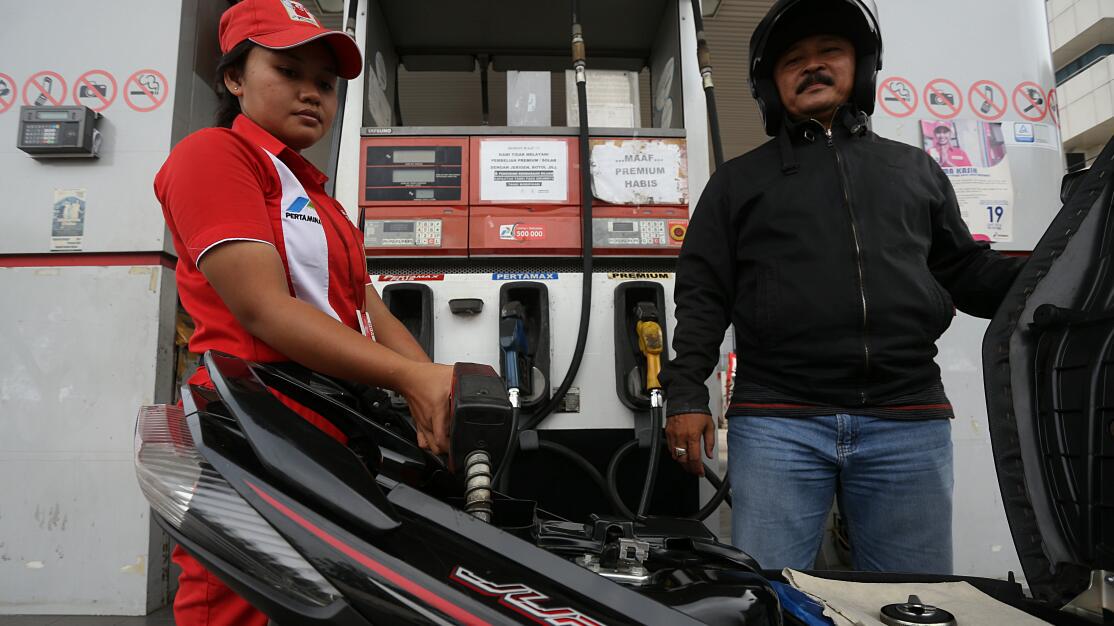BatuNkri's tweet photo. Sakareeepmu waelaaah RT "@VIVAnews: Menteri Sofyan: Harga BBM Naik 'Bagus' Buat Inflasi http://t.co/Hn4drLZMnf http://t.co/06s9gqt7uV"