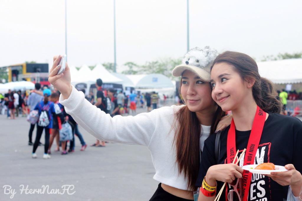 HernfahNanFC's tweet photo. สองสาวแซะรูปกันหน่อย 📷✨ @NanJiraAF10 @Enjoy_jeerapat #RFYLTH #ส้มเปรี้ยว #TNN24 #nanjira #AF8 #AF10 http://t.co/tB2Ln2u72E