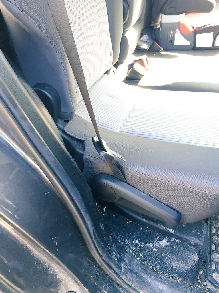 GuatacaTees's tweet photo. Dear engineers at @Toyota @ToyotaCanada have you looked into this design flaw? Seat belt locked and stuck #rav4 http://t.co/kxU3ni2UvU