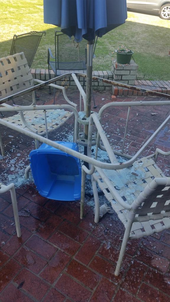slarjmcpzmom's tweet photo. People who have glass tables shouldn't leave hammers in grandchildrens' reach. #whodunnit? #Dudeprobs @JimNelson9 http://t.co/aWdVQgl6ep