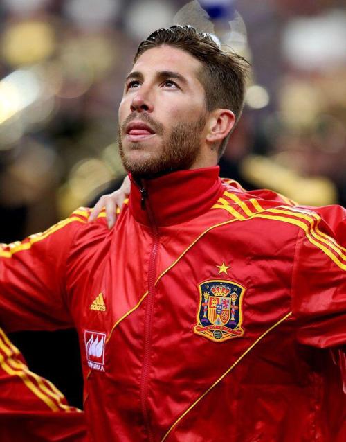 Madridismoreal's tweet photo. ¡Hoy cumple años un ídolo del madridismo!

¡Muchísimas felicidades @SergioRamos ! http://t.co/hxRJK8WSlf