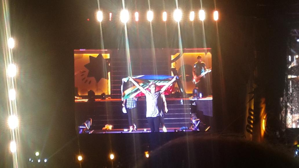 Michelle_Banger's tweet photo. @onedirection @NiallOfficial  walking with the #southafricanflag thank you for the most amazing weekend http://t.co/glq0kT7LmW