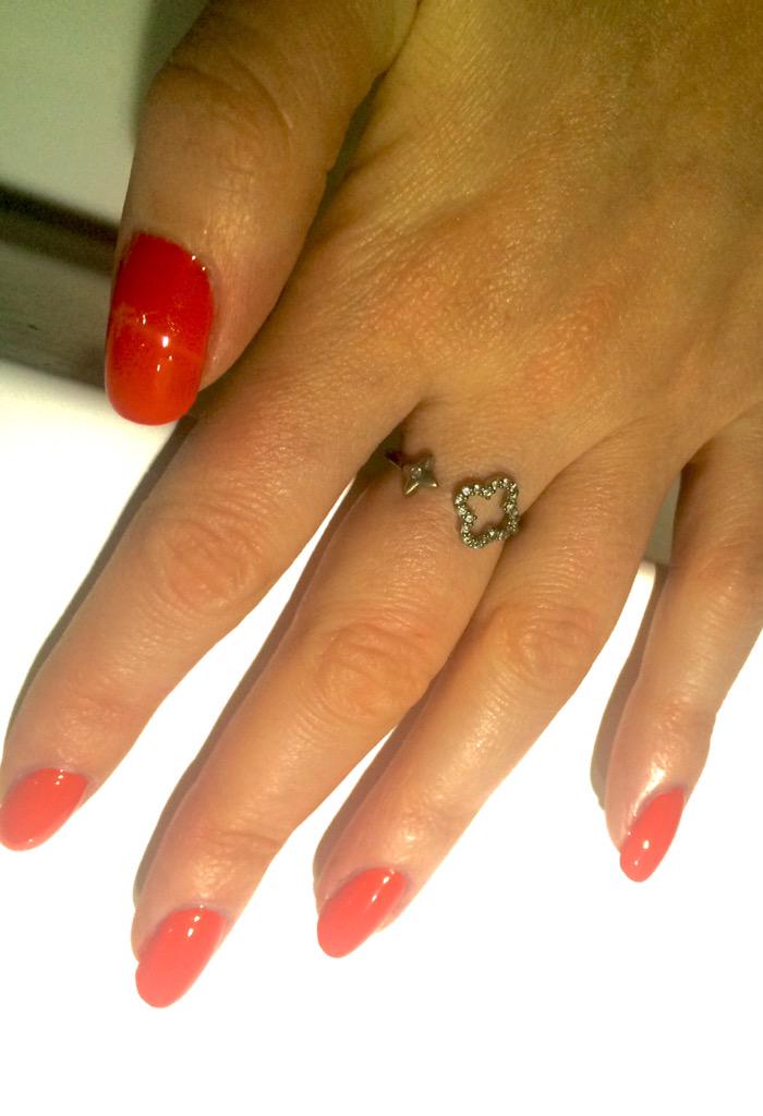 SundayNails's tweet photo. Bright, Beautiful, Bold. We turn #JudoRed @victoriabeckham @nailsinc for today's #SundayNails http://t.co/6ODhyBHIq3 http://t.co/4yzchHurWu